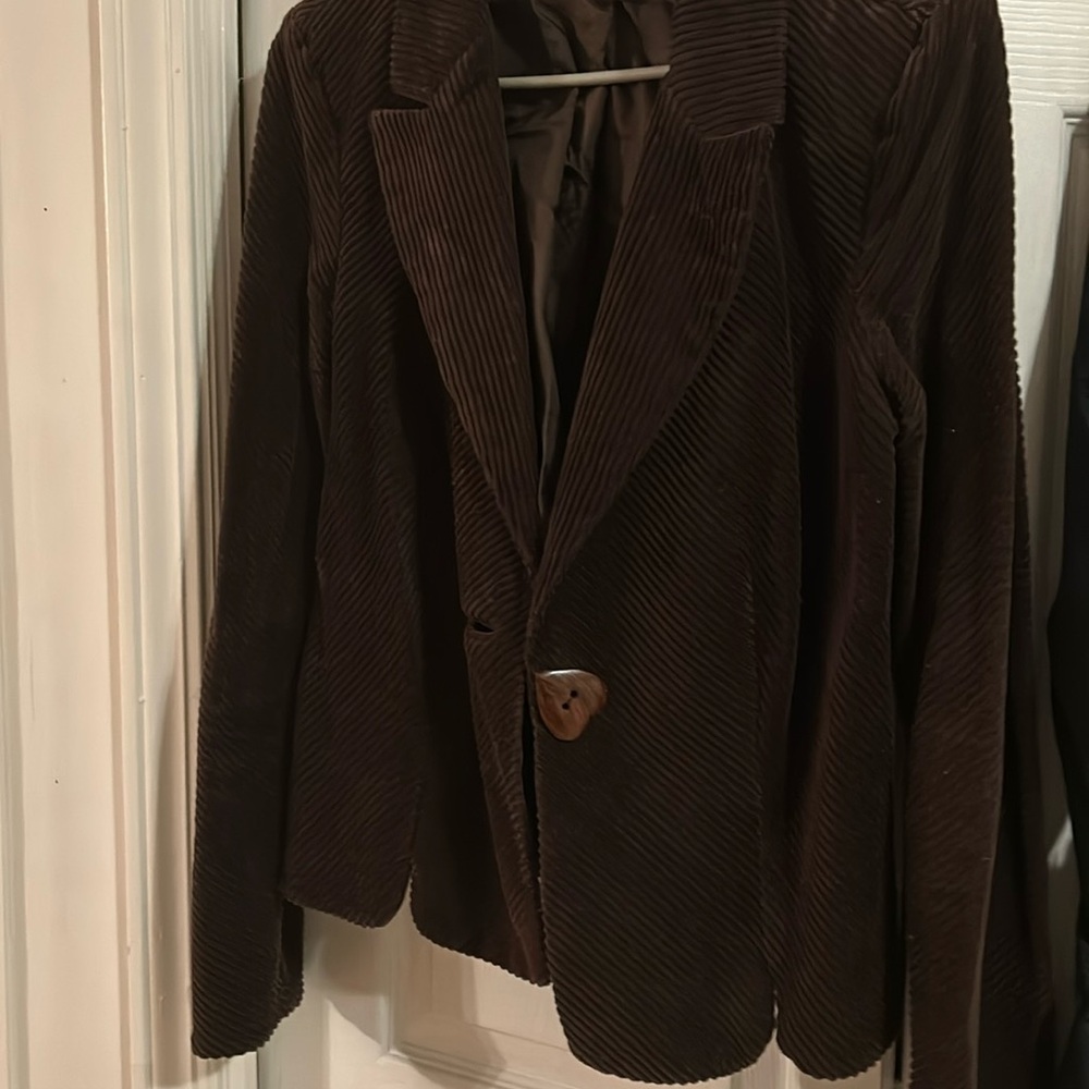 Smooth brown corduroy jacket in size M-L. Made by Zinc.com